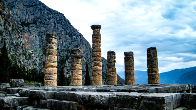 Delphi, the navel of the earth